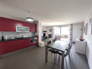 Réfrigérateur, micro-ondes, plaque de cuisson, lave-vaisselle