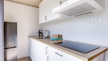 Wasserkocher mit Kaffee-/Teezubehör, Kühlschrank, Mikrowelle, Herdplatte