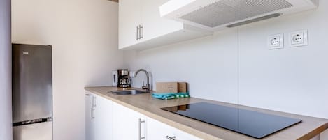 Wasserkocher mit Kaffee-/Teezubehör, Kühlschrank, Mikrowelle, Herdplatte