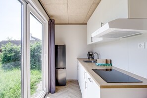 Wasserkocher mit Kaffee-/Teezubehör, Kühlschrank, Mikrowelle, Herdplatte