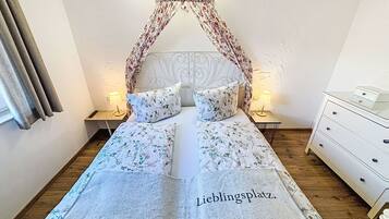 Travel crib, free WiFi