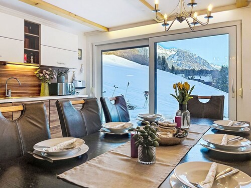 Atemberaubendes alleinstehendes Ferienhaus für 10 Leute mit  W-LAN, TV und Terrasse