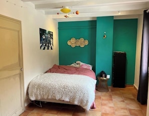 5 bedrooms, iron/ironing board, WiFi, bed sheets