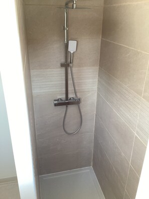 Shower, hair dryer, towels, soap - Au mas des chênes (La Baume-de-Transit)
