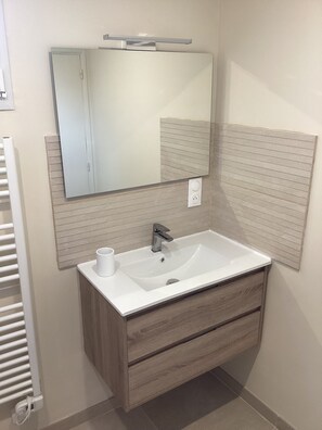 Bathroom - Vrbo Property (La Baume-de-Transit)