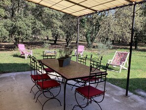 Outdoor dining - Vrbo Property (La Baume-de-Transit)