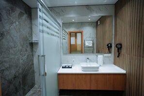 Luxury Suite, City View | Bathroom - Grand Altyn Hotel (Shymkent)