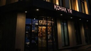 A hotel building with a sign for 'ALT GRAND HOTEL' and 'KOHAK YI'.