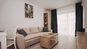 Una sala de estar moderna con sofá, mesa de centro y estantería.