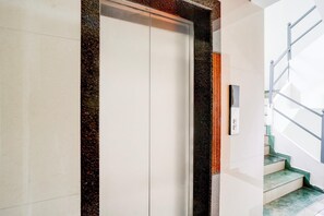 House | Interior - Super Collection O Jupiter Hospital (Mumbai)