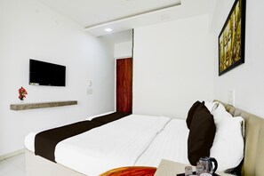 Room - Super Collection O Jupiter Hospital (Mumbai)