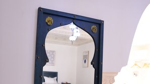 A mirror with a decorative frame, a bed, and a white wall. - Dar Yala, the Algerian home of hospitality and tradition. A haven of peace (Zéralda)