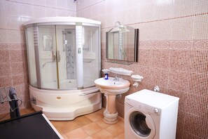 Dusche, Haartrockner, Handtücher, Seife
