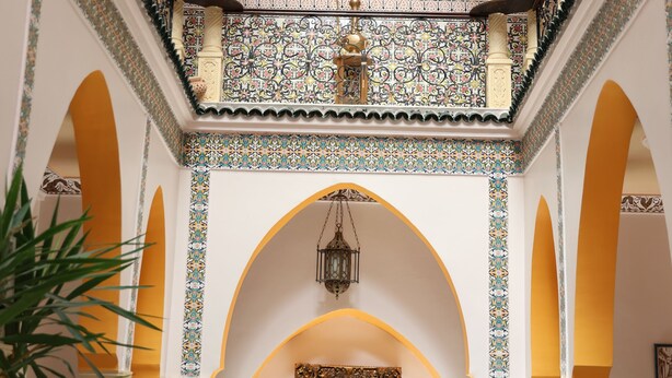 An interior courtyard with arches, columns, a fountain, and hanging lanterns. - Dar Yala, the Algerian home of hospitality and tradition. A haven of peace (Zéralda)