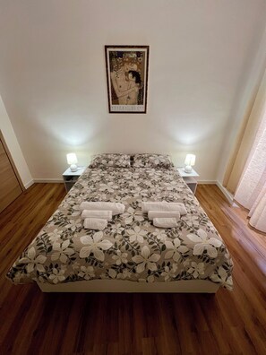 WiFi, bed sheets - SAFFIROOMS - Apartment in the heart of the historic center a stone's throw from the harbor (Civitavecchia)