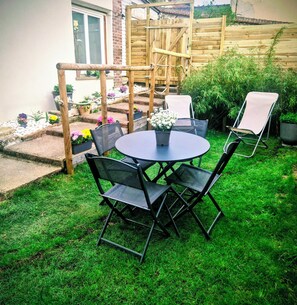 Outdoor dining - Gîte: La Petite Maison de Vernon-Giverny. Wifi, Garden, Free Parking, Giverny (Vernon)