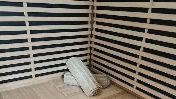 A room with a slatted wooden floor, a corner with rolled-up mats, and a small wooden bench. - Gîte: La Petite Maison de Vernon-Giverny. Wifi, Garden, Free Parking, Giverny (Vernon)