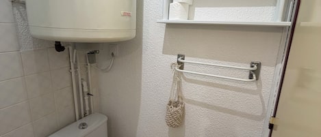 Regadera, secadora de cabello, papel de baño