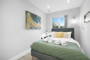 3 bedrooms, Internet - Isleworth Garden Retreat | 3BR 2BA + Gated Parking (Isleworth)