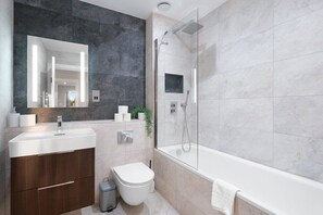 Shower, hair dryer - Isleworth Garden Retreat | 3BR 2BA + Gated Parking (Isleworth)