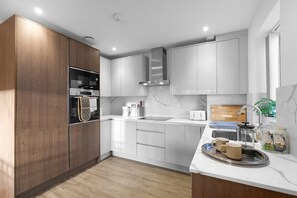 Private kitchen - Isleworth Garden Retreat | 3BR 2BA + Gated Parking (Isleworth)