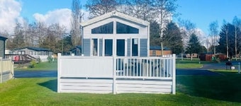 The Hideaway Lodge with Hot tub
