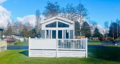 The Hideaway Lodge with Hot tub