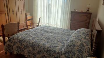 2 bedrooms, iron/ironing board, bed sheets