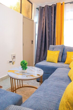 Smart TV, stereo - Cozy Retreat - 1BR Near TRM Mall; Free Parking, Fast Wi-Fi & Gated 24/7 Security (Nairobi)