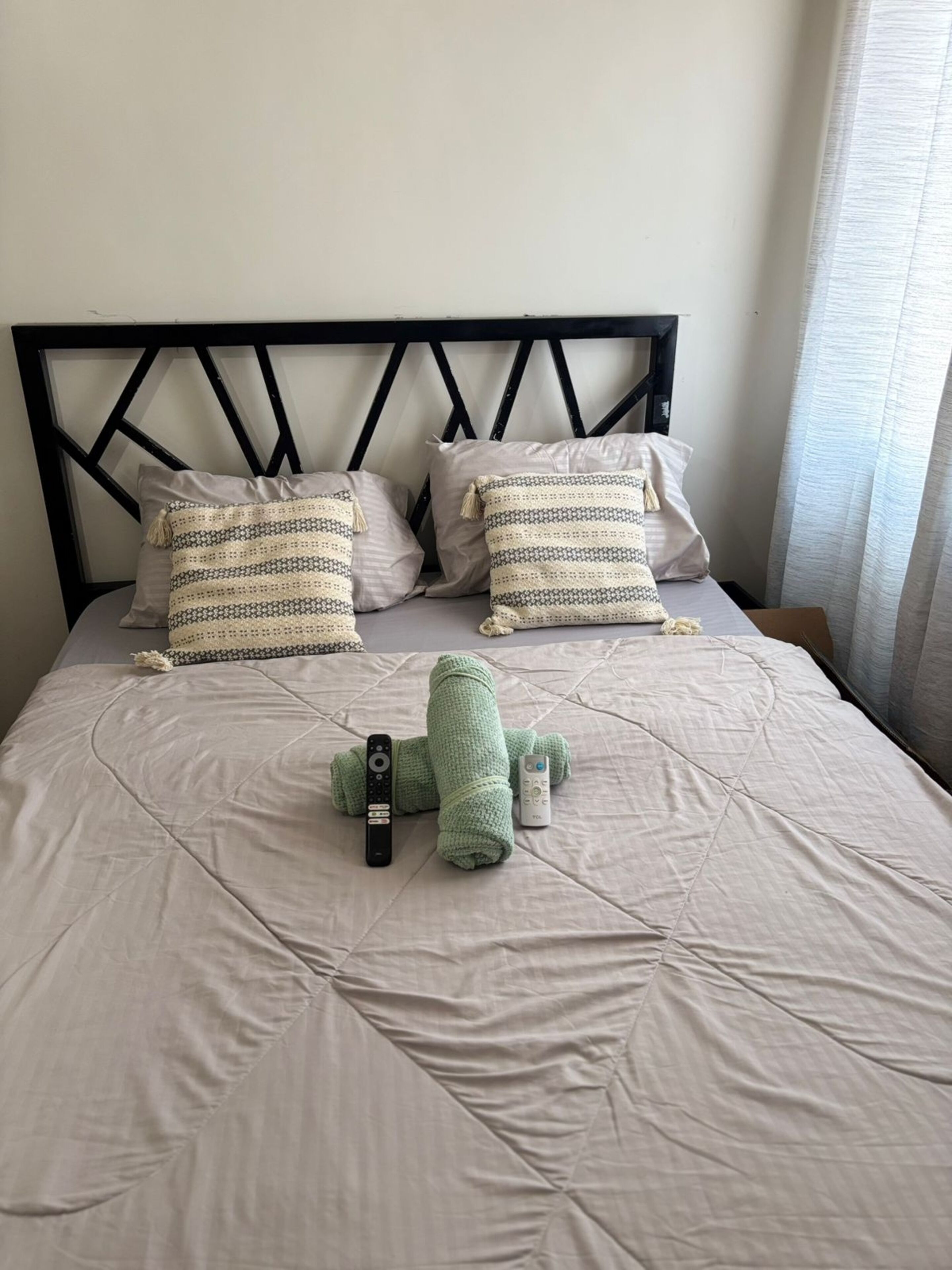 Signature Studio, Pool Access, City View | Ruang tamu | 50 inci sebuah televisyen pintar dengan digital 