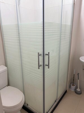 Signature Studio, Pool Access, City View | Bathroom | Shower, free toiletries, bidet, towels - Urban Oasis Symphony Pool (Cebu City)