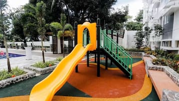 Kawasan main kanak-kanak – terbuka