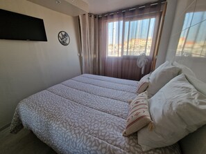 2 bedrooms, iron/ironing board - Between channel and sea with view of the port (Leucate)