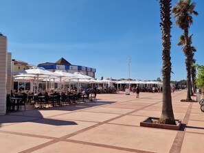Outdoor dining - Between channel and sea with view of the port (Leucate)