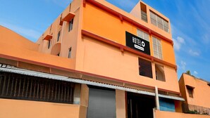 Un immeuble à plusieurs étages sur lequel on peut lire l’inscription « HÔTEL ».