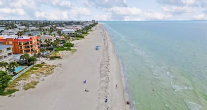 Pet Friendly 2B Games BBQ - Walk to the Beach