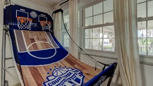 Ein Basketballplatz mit Holzboden und zwei Basketballkörben.