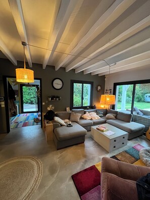 Living area - Quiet, charming house 10 minutes from the beach (Saubion)