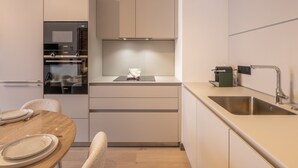 Kaffetrakter/tekoker, kjøleskap, ovn og oppvaskmaskin