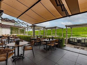 Outdoor dining - Recharge in 2 Soothing Haven Steps from the Ocean | Wellness & Pool Access (Kamperland)