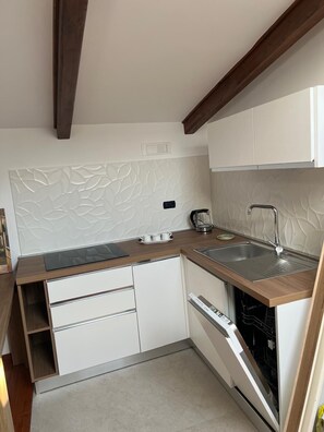 Microonde, forno, piano cottura, lavastoviglie
