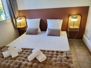 1 bedroom, free WiFi, bed sheets - Renovated T2 with pool view and sea view (Linguizzetta)