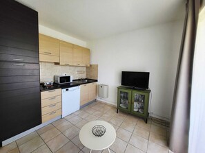 Fridge, microwave, oven, stovetop - T2 terrace & pool 100m from the beach (Linguizzetta)