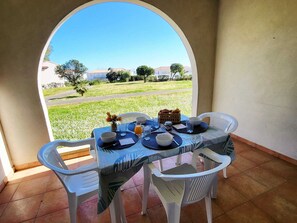 Outdoor dining - Renovated T2 with pool view and sea view (Linguizzetta)