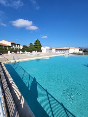 Outdoor pool, a heated pool - Renovated T2 with pool view and sea view (Linguizzetta)