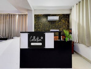 Un comptoir d’accueil avec une pancarte indiquant : « Service de recouvrement ».