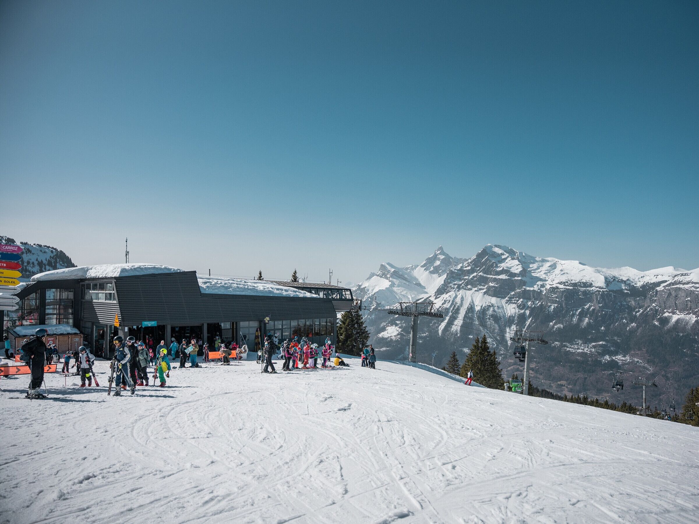 Une station de ski avec un bâtiment et une piste de ski.