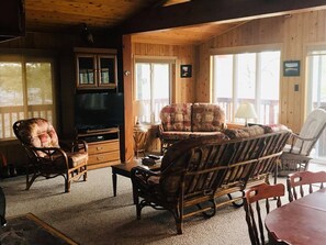 TV - Peaceful Kawartha Lakes Cottage | Canoe, SUP & Stunning Sunsets (North Kawartha)