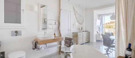 Douche, sèche-cheveux, serviettes fournies, savon