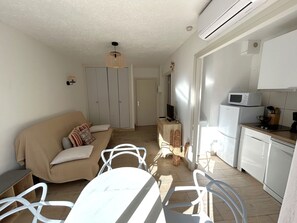 Living area - Beachfront studio, AC - 2 guests (Argelès-sur-Mer)